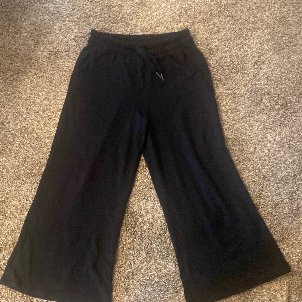 Lululemon black crop wide leg pants